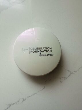 New/unopened IT Cosmetics Celebration Foundation Illumination- Light